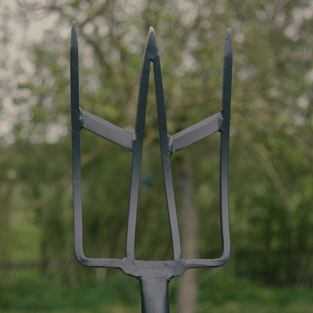 Load video: Roamwild Multi-Digger Spade & Fork Set